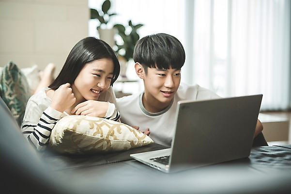 포토 JPG 여학생 여자 남자 남학생 엎드리기 거실 가족 청소년 실내 남매 상반신 두명 앞모습 10대 캐주얼 노트북 소파 한국인 웹서핑 가족라이프 즐거움 여동생 오빠 십대만 국내포토 학생 라이프스타일 옷 감정 뷰포인트 의자 관계 모션 사람 동양인 내부 전자제품 동생 파일형식