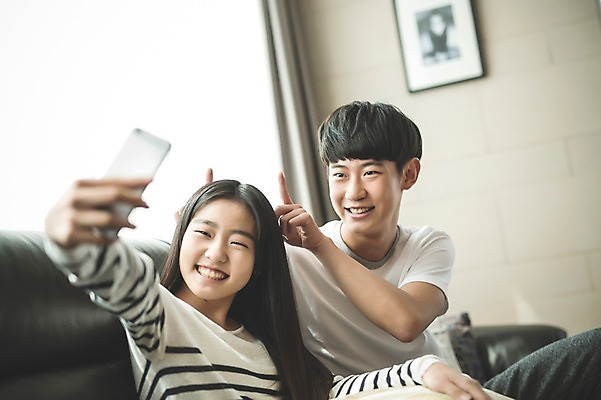포토 JPG 여학생 여자 남자 남학생 거실 가족 청소년 실내 남매 들기 앉기 상반신 두명 앞모습 10대 캐주얼 스마트폰 화목 한국인 가족라이프 셀프카메라 즐거움 여동생 손장난 오빠 십대만 국내포토 학생 라이프스타일 옷 감정 뷰포인트 컨셉 관계 모션 사람 동양인 내부 핸드폰 스마트기기 사진촬영 동생 파일형식