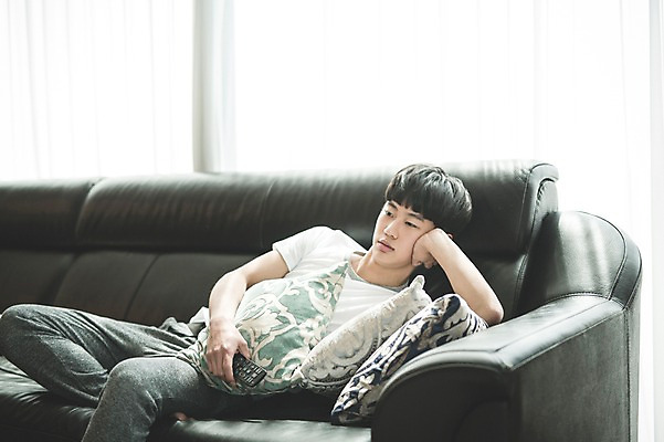 포토 JPG 전신 남자 남학생 쿠션 거실 청소년 실내 한명 들기 앉기 앞모습 10대 캐주얼 소파 십대라이프스타일 기댐 한국인 리모컨 지루함 십대남자한명만 국내포토 1 학생 라이프스타일 옷 감정 뷰포인트 의자 모션 사람 동양인 내부 남자한명만 십대남자만 파일형식