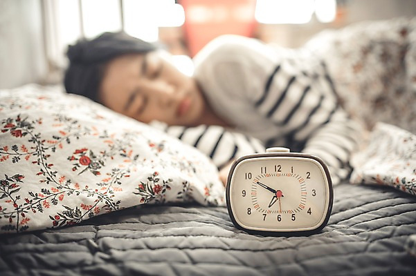 포토 JPG 여학생 여자 청소년 휴식 실내 한명 상반신 아웃포커스 10대 캐주얼 눕기 십대라이프스타일 한국인 자명종 침대 잠 십대여자한명만 국내포토 1 학생 라이프스타일 옷 시계 가구 컨셉 모션 촬영기법 사람 동양인 내부 알람 여자한명만 십대여자만 파일형식