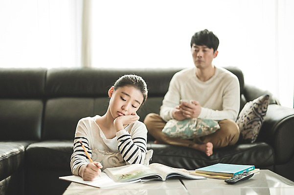 포토 JPG 여자 남자 딸 40대 중년 거실 가족 청소년 실내 앉기 상반신 성인 두명 앞모습 10대 소파 턱괴기 한국인 가족라이프 아빠 지루함 부녀 국내포토 라이프스타일 감정 뷰포인트 의자 관계 모션 사람 동양인 내부 파일형식