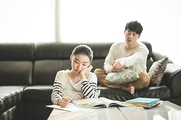 포토 JPG 전신 여자 남자 딸 40대 중년 거실 가족 청소년 실내 앉기 상반신 성인 두명 앞모습 10대 소파 턱괴기 한국인 짜증 가리킴 가족라이프 아빠 꾸지람 지루함 잔소리 부녀 국내포토 라이프스타일 감정 뷰포인트 의자 관계 모션 사람 동양인 손짓 내부 체벌 파일형식