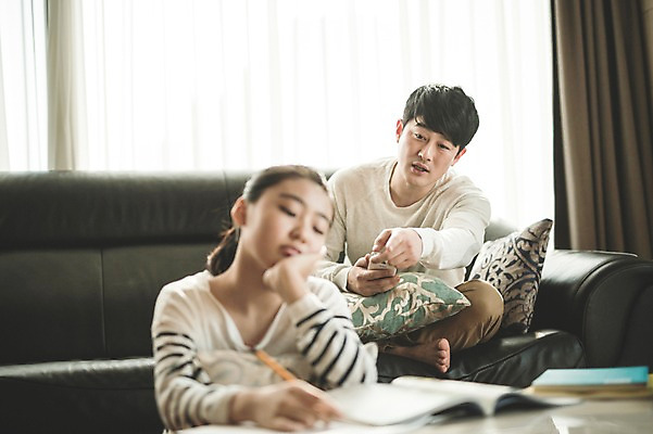 포토 JPG 여자 남자 딸 40대 중년 거실 가족 청소년 실내 앉기 상반신 성인 두명 앞모습 10대 턱괴기 한국인 짜증 가리킴 가족라이프 아빠 지루함 잔소리 부녀 국내포토 라이프스타일 감정 뷰포인트 관계 모션 사람 동양인 손짓 내부 파일형식