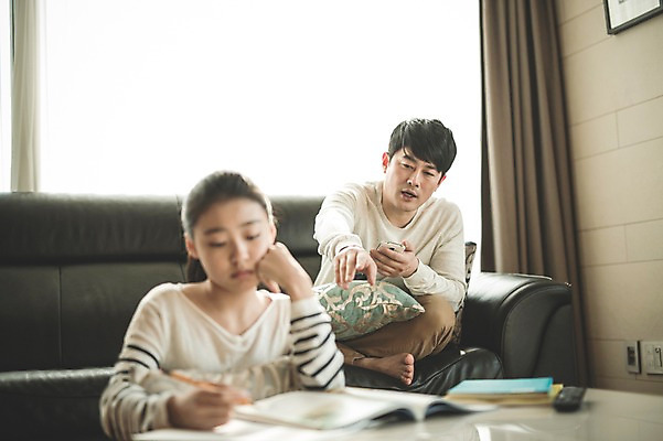 포토 JPG 여자 남자 딸 40대 중년 거실 가족 청소년 실내 앉기 상반신 성인 두명 앞모습 10대 턱괴기 한국인 짜증 가리킴 가족라이프 아빠 지루함 잔소리 부녀 국내포토 라이프스타일 감정 뷰포인트 관계 모션 사람 동양인 손짓 내부 파일형식