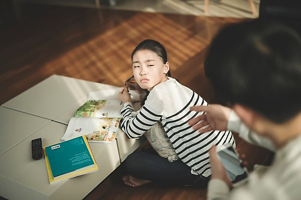 포토 JPG 전신 응시 여자 남자 딸 40대 중년 거실 가족 청소년 실내 앉기 상반신 성인 두명 옆모습 10대 한국인 짜증 가리킴 가족라이프 아빠 지루함 잔소리 부녀 국내포토 라이프스타일 시선 감정 뷰포인트 관계 모션 사람 동양인 손짓 내부 파일형식