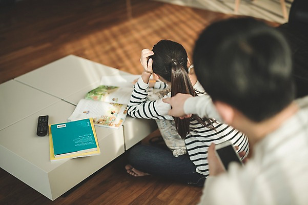 포토 JPG 여자 남자 딸 40대 중년 거실 가족 청소년 실내 앉기 상반신 성인 두명 뒷모습 10대 책 한국인 짜증 가리킴 가족라이프 아빠 잔소리 부녀 국내포토 라이프스타일 감정 뷰포인트 관계 모션 사람 동양인 손짓 내부 파일형식