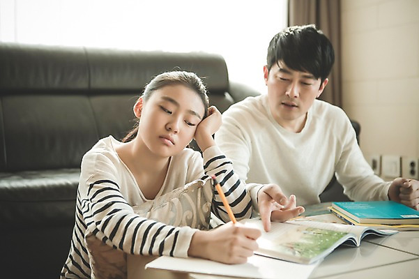 포토 JPG 여자 남자 딸 40대 중년 거실 가족 청소년 실내 앉기 성인 두명 앞모습 10대 한국인 짜증 가리킴 가족라이프 아빠 지루함 잔소리 부녀 국내포토 라이프스타일 감정 뷰포인트 관계 모션 사람 동양인 손짓 내부 파일형식