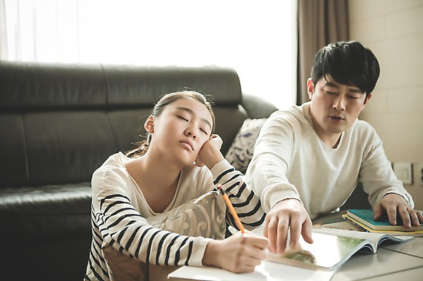 포토 JPG 여자 남자 딸 40대 중년 거실 가족 청소년 실내 앉기 상반신 성인 두명 앞모습 10대 한국인 짜증 가족라이프 아빠 지루함 잔소리 부녀 국내포토 라이프스타일 감정 뷰포인트 관계 모션 사람 동양인 내부 파일형식