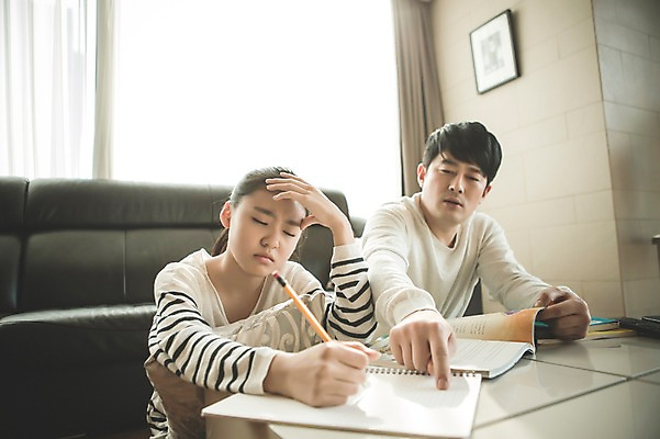 포토 JPG 여자 남자 딸 40대 중년 거실 가족 청소년 실내 앉기 상반신 성인 두명 앞모습 10대 한국인 짜증 가족라이프 아빠 지루함 잔소리 부녀 국내포토 라이프스타일 감정 뷰포인트 관계 모션 사람 동양인 내부 파일형식