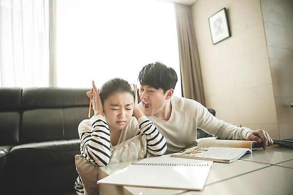 포토 JPG 여자 남자 딸 40대 중년 거실 가족 청소년 실내 앉기 상반신 성인 두명 앞모습 10대 한국인 짜증 가족라이프 아빠 귀막기 지루함 잔소리 부녀 국내포토 라이프스타일 감정 뷰포인트 관계 모션 사람 동양인 손짓 내부 파일형식