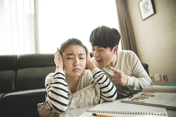 포토 JPG 여자 남자 딸 40대 중년 거실 가족 청소년 실내 앉기 상반신 성인 두명 앞모습 10대 한국인 짜증 가족라이프 아빠 귀막기 지루함 잔소리 부녀 국내포토 라이프스타일 감정 뷰포인트 관계 모션 사람 동양인 손짓 내부 파일형식