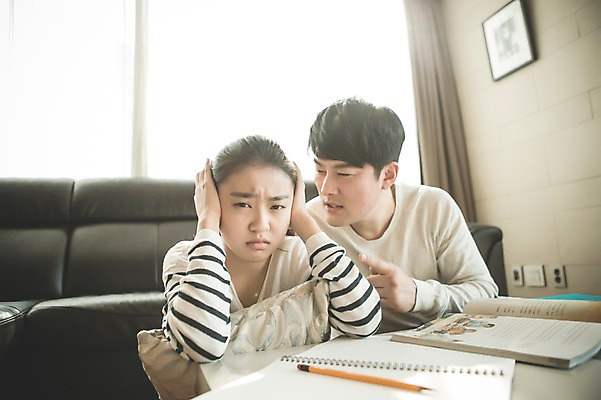 포토 JPG 여자 남자 딸 40대 중년 거실 가족 청소년 실내 앉기 상반신 성인 두명 앞모습 10대 한국인 짜증 가족라이프 아빠 귀막기 지루함 잔소리 부녀 국내포토 라이프스타일 감정 뷰포인트 관계 모션 사람 동양인 손짓 내부 파일형식