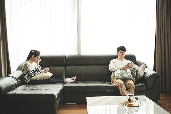 포토 JPG 전신 여자 남자 딸 40대 중년 거실 가족 청소년 실내 앉기 성인 두명 앞모습 옆모습 10대 소파 한국인 가족라이프 아빠 무관심 부녀 국내포토 라이프스타일 감정 뷰포인트 의자 관계 모션 사람 동양인 내부 파일형식