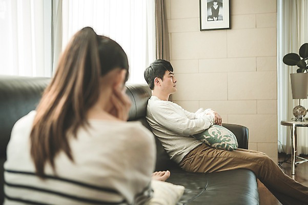 포토 JPG 여자 남자 딸 40대 중년 거실 가족 청소년 실내 앉기 상반신 성인 두명 옆모습 뒷모습 10대 소파 한국인 가족라이프 아빠 무관심 부녀 국내포토 라이프스타일 감정 뷰포인트 의자 관계 모션 사람 동양인 내부 파일형식 가구 인종 생활 생활용품 오브젝트