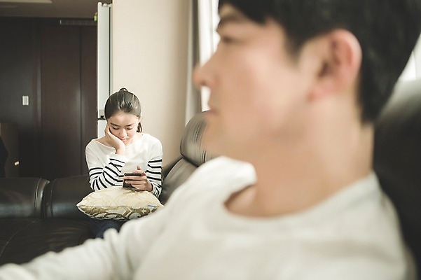 포토 JPG 여자 남자 딸 40대 중년 거실 가족 청소년 실내 앉기 상반신 성인 두명 앞모습 옆모습 10대 스마트폰 소파 한국인 가족라이프 아빠 부녀 국내포토 라이프스타일 뷰포인트 의자 관계 모션 사람 동양인 내부 핸드폰 스마트기기 파일형식 가구 인종 생활 전자제품 생활용품 오브젝트