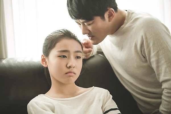 포토 JPG 여자 남자 딸 40대 중년 거실 가족 청소년 실내 앉기 상반신 성인 두명 앞모습 옆모습 10대 한국인 짜증 가족라이프 아빠 잔소리 부녀 국내포토 라이프스타일 감정 뷰포인트 관계 모션 사람 동양인 내부 파일형식