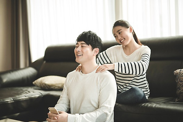 포토 JPG 여자 남자 딸 40대 중년 거실 가족 청소년 실내 미소 앉기 상반신 성인 두명 앞모습 10대 소파 화목 한국인 마사지 가족라이프 아빠 즐거움 부녀 국내포토 라이프스타일 감정 뷰포인트 컨셉 의자 관계 모션 표정 사람 동양인 내부 파일형식