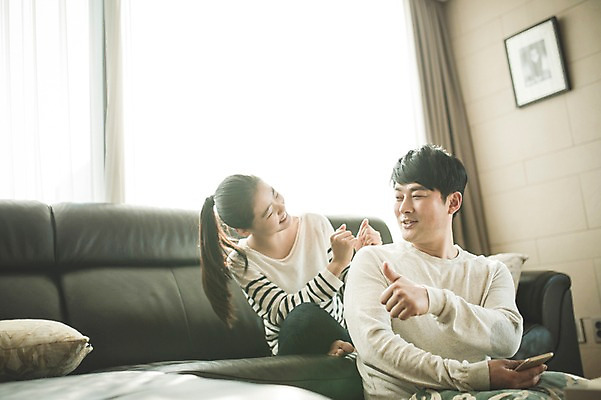 포토 JPG 여자 남자 딸 40대 중년 거실 가족 청소년 실내 앉기 상반신 성인 두명 앞모습 10대 소파 화목 한국인 마사지 가족라이프 최고 아빠 즐거움 부녀 국내포토 라이프스타일 감정 뷰포인트 컨셉 의자 관계 모션 사람 동양인 내부 파일형식