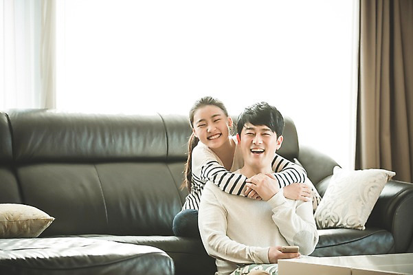 포토 JPG 여자 남자 딸 행복 40대 중년 거실 가족 포옹 청소년 실내 미소 앉기 상반신 성인 두명 앞모습 10대 소파 화목 한국인 가족라이프 아빠 부녀 국내포토 라이프스타일 감정 뷰포인트 컨셉 의자 관계 안기 모션 표정 사람 동양인 내부 파일형식