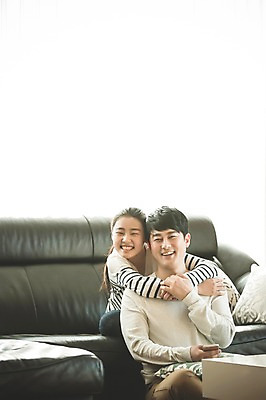 포토 JPG 여자 남자 딸 행복 40대 중년 거실 가족 포옹 청소년 실내 미소 앉기 상반신 성인 두명 앞모습 10대 소파 화목 한국인 가족라이프 아빠 부녀 국내포토 라이프스타일 감정 뷰포인트 컨셉 의자 관계 안기 모션 표정 사람 동양인 내부 파일형식