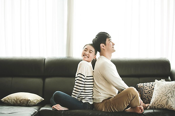 포토 JPG 전신 여자 남자 딸 행복 40대 중년 거실 가족 청소년 실내 앉기 성인 두명 옆모습 10대 소파 화목 한국인 등맞대기 가족라이프 아빠 부녀 국내포토 라이프스타일 감정 뷰포인트 컨셉 의자 관계 모션 사람 동양인 내부 파일형식