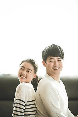 포토 JPG 여자 남자 딸 행복 40대 중년 거실 가족 청소년 실내 미소 앉기 상반신 성인 두명 옆모습 10대 소파 화목 한국인 등맞대기 가족라이프 아빠 부녀 국내포토 라이프스타일 감정 뷰포인트 컨셉 의자 관계 모션 표정 사람 동양인 내부 파일형식