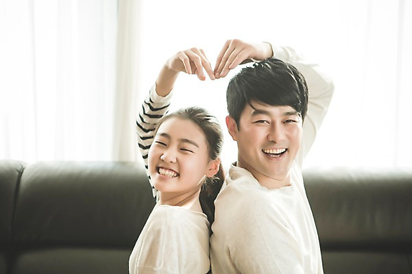 포토 JPG 여자 남자 딸 행복 40대 중년 거실 가족 청소년 실내 미소 앉기 상반신 성인 두명 옆모습 10대 소파 화목 한국인 등맞대기 가족라이프 아빠 손하트 부녀 국내포토 라이프스타일 감정 뷰포인트 컨셉 의자 관계 모션 표정 사람 동양인 손짓 내부 파일형식