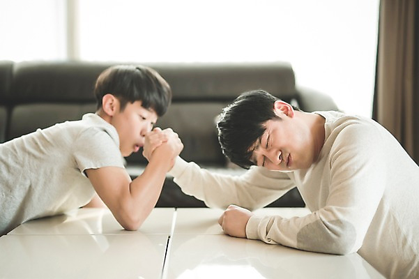 포토 JPG 남자 아들 엎드리기 40대 중년 거실 가족 청소년 실내 앉기 성인 두명 옆모습 10대 캐주얼 손잡기 경쟁 한국인 가족라이프 아빠 팔씨름 부자지간 남자만 국내포토 라이프스타일 옷 뷰포인트 컨셉 관계 모션 놀이 사람 동양인 내부 파일형식