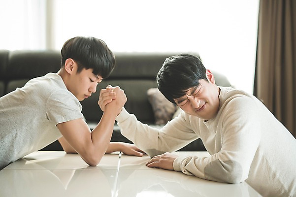 포토 JPG 남자 아들 엎드리기 40대 중년 거실 가족 청소년 실내 앉기 성인 두명 옆모습 10대 캐주얼 손잡기 경쟁 한국인 가족라이프 아빠 팔씨름 부자지간 남자만 국내포토 라이프스타일 옷 뷰포인트 컨셉 관계 모션 놀이 사람 동양인 내부 파일형식