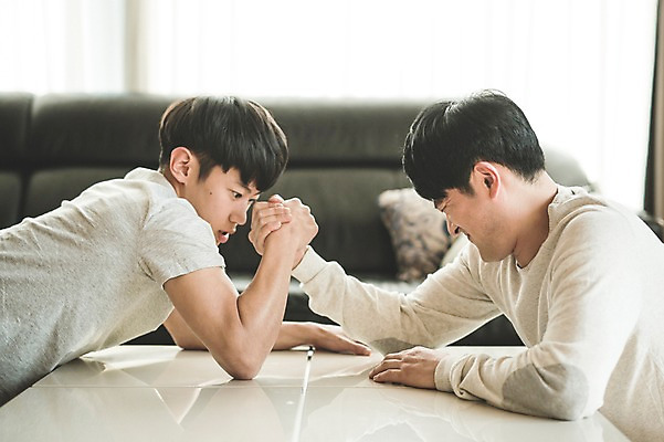 포토 JPG 남자 아들 엎드리기 40대 중년 거실 가족 청소년 실내 앉기 성인 두명 옆모습 10대 캐주얼 손잡기 경쟁 한국인 가족라이프 아빠 팔씨름 부자지간 남자만 국내포토 라이프스타일 옷 뷰포인트 컨셉 관계 모션 놀이 사람 동양인 내부 파일형식
