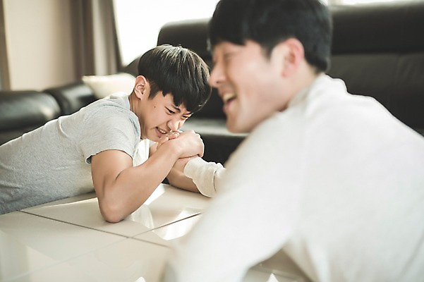 포토 JPG 남자 아들 엎드리기 40대 중년 거실 가족 청소년 실내 앉기 성인 두명 앞모습 뒷모습 10대 손잡기 경쟁 한국인 가족라이프 아빠 팔씨름 부자지간 남자만 국내포토 라이프스타일 뷰포인트 컨셉 관계 모션 놀이 사람 동양인 내부 파일형식