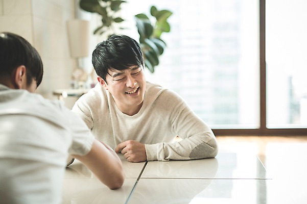 포토 JPG 남자 아들 엎드리기 40대 중년 거실 가족 청소년 실내 앉기 상반신 성인 두명 앞모습 뒷모습 10대 경쟁 한국인 가족라이프 아빠 팔씨름 부자지간 남자만 국내포토 라이프스타일 뷰포인트 컨셉 관계 모션 놀이 사람 동양인 내부 파일형식