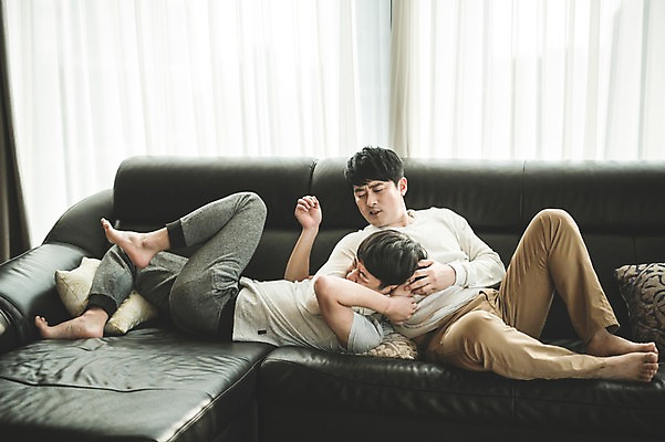 포토 JPG 전신 남자 아들 40대 중년 거실 장난 가족 청소년 실내 성인 두명 앞모습 옆모습 10대 캐주얼 소파 눕기 화목 한국인 가족라이프 아빠 즐거움 부자지간 남자만 국내포토 라이프스타일 옷 감정 뷰포인트 컨셉 의자 관계 모션 사람 동양인 내부 파일형식