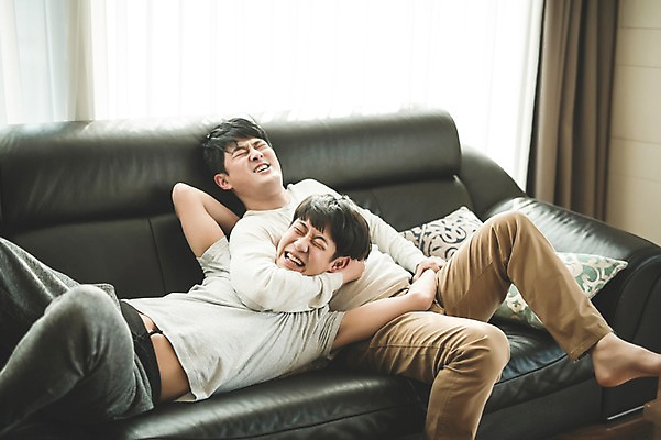 포토 JPG 전신 남자 아들 40대 중년 거실 장난 가족 청소년 실내 상반신 성인 두명 앞모습 10대 캐주얼 소파 눕기 화목 한국인 가족라이프 아빠 즐거움 부자지간 남자만 국내포토 라이프스타일 옷 감정 뷰포인트 컨셉 의자 관계 모션 사람 동양인 내부 파일형식