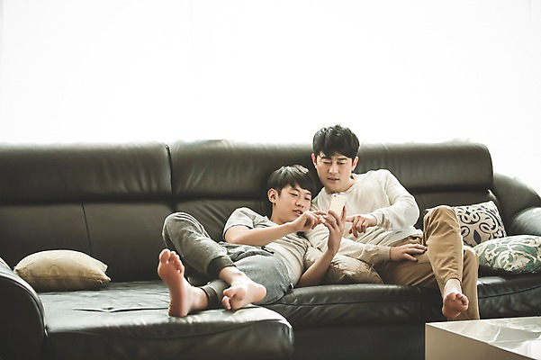 포토 JPG 전신 남자 아들 40대 중년 거실 가족 청소년 실내 들기 앉기 성인 두명 앞모습 10대 캐주얼 스마트폰 소파 기댐 화목 한국인 가족라이프 아빠 부자지간 남자만 국내포토 라이프스타일 옷 뷰포인트 컨셉 의자 관계 모션 사람 동양인 내부 핸드폰 스마트기기 파일형식