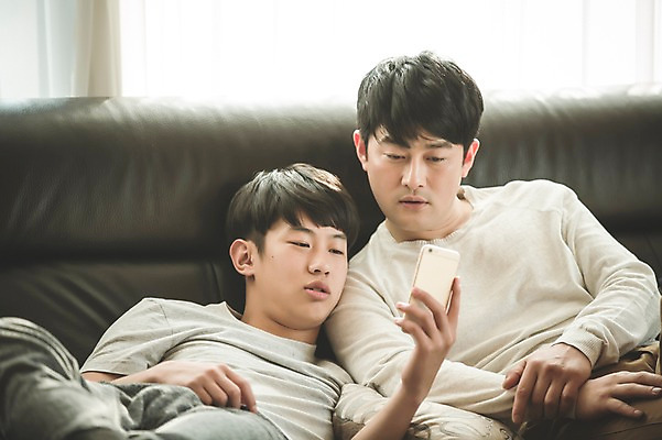 포토 JPG 남자 아들 40대 중년 가족 청소년 실내 들기 앉기 상반신 성인 두명 앞모습 10대 캐주얼 스마트폰 소파 기댐 한국인 가족라이프 아빠 부자지간 남자만 국내포토 라이프스타일 옷 뷰포인트 의자 관계 모션 사람 동양인 내부 핸드폰 스마트기기 파일형식