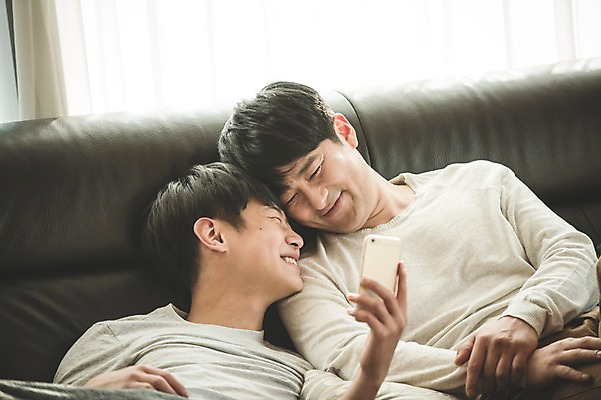 포토 JPG 남자 아들 40대 중년 가족 청소년 실내 미소 들기 앉기 상반신 성인 두명 앞모습 10대 캐주얼 스마트폰 소파 기댐 화목 한국인 가족라이프 아빠 부자지간 남자만 국내포토 라이프스타일 옷 뷰포인트 컨셉 의자 관계 모션 표정 사람 동양인 내부 핸드폰 스마트기기 파일형식