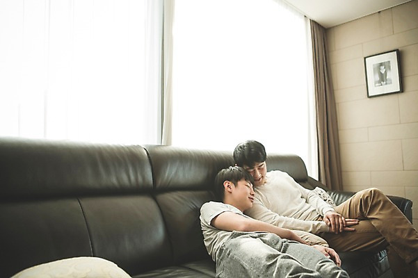 포토 JPG 남자 아들 40대 중년 거실 가족 청소년 실내 들기 앉기 상반신 성인 두명 앞모습 10대 캐주얼 스마트폰 소파 기댐 화목 한국인 가족라이프 아빠 부자지간 남자만 국내포토 라이프스타일 옷 뷰포인트 컨셉 의자 관계 모션 사람 동양인 내부 핸드폰 스마트기기 파일형식