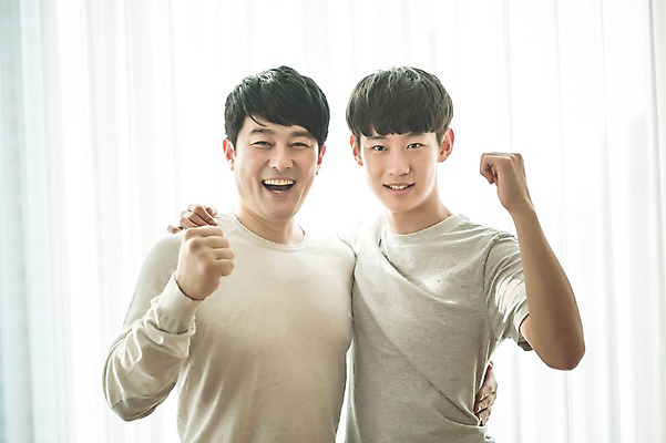 포토 JPG 남자 아들 40대 중년 가족 청소년 실내 서기 미소 상반신 성인 두명 앞모습 10대 캐주얼 파이팅 화목 주먹 한국인 가족라이프 아빠 부자지간 남자만 국내포토 라이프스타일 옷 뷰포인트 컨셉 관계 모션 표정 사람 동양인 내부 파일형식