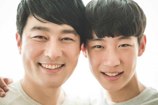 포토 JPG 남자 아들 40대 중년 가족 청소년 실내 미소 근접촬영 상반신 성인 두명 앞모습 10대 화목 한국인 가족라이프 아빠 부자지간 남자만 얼굴맞대기 국내포토 라이프스타일 뷰포인트 컨셉 관계 모션 표정 사람 동양인 내부 파일형식