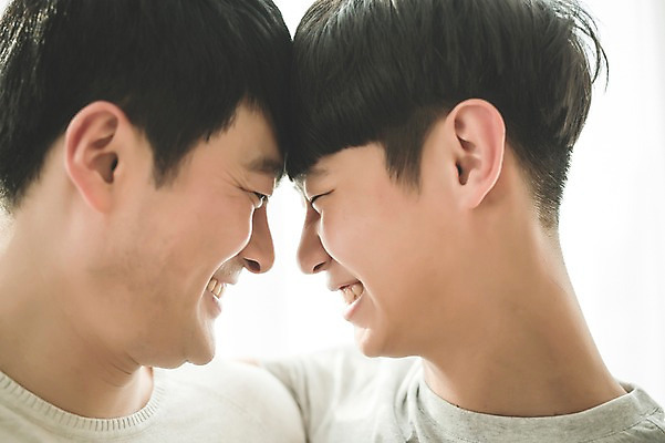 포토 JPG 남자 아들 40대 중년 가족 청소년 실내 미소 근접촬영 상반신 성인 두명 옆모습 10대 화목 한국인 가족라이프 아빠 부자지간 남자만 얼굴맞대기 국내포토 라이프스타일 뷰포인트 컨셉 관계 모션 표정 사람 동양인 내부 파일형식