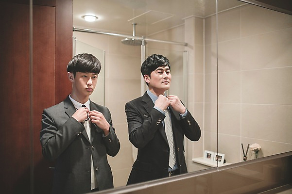 포토 JPG 남자 교복 남학생 40대 중년 가족 청소년 실내 서기 정장 상반신 성인 두명 앞모습 10대 거울 한국인 가족라이프 아빠 화장실 외출준비 부자지간 남자만 국내포토 학생 라이프스타일 옷 아들 뷰포인트 관계 모션 사람 동양인 내부 준비 파일형식