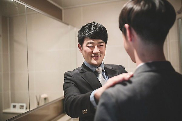 포토 JPG 남자 교복 아들 40대 중년 가족 청소년 실내 서기 미소 정장 상반신 성인 두명 앞모습 뒷모습 10대 화목 한국인 가족라이프 아빠 화장실 부자지간 남자만 국내포토 라이프스타일 옷 뷰포인트 컨셉 관계 모션 표정 사람 동양인 내부 파일형식