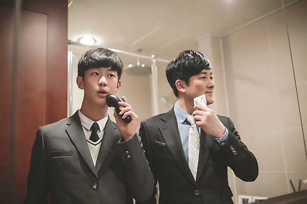 포토 JPG 남자 교복 아들 40대 중년 가족 청소년 실내 서기 정장 상반신 성인 두명 앞모습 10대 깨끗함 화목 거울 한국인 가족라이프 아빠 화장실 면도 면도기 부자지간 남자만 국내포토 라이프스타일 옷 뷰포인트 컨셉 관계 모션 사람 동양인 내부 위생용품 파일형식