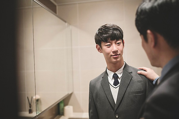 포토 JPG 남자 교복 아들 40대 중년 가족 청소년 실내 서기 미소 정장 상반신 성인 두명 앞모습 뒷모습 10대 화목 한국인 가족라이프 아빠 부자지간 남자만 국내포토 라이프스타일 옷 뷰포인트 컨셉 관계 모션 표정 사람 동양인 내부 파일형식