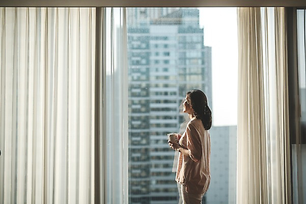 포토 JPG 우먼라이프 여자 여유 커피 40대 중년 거실 티타임 실내 한명 서기 들기 상반신 성인 옆모습 한국인 커튼 창가 주부 안식처 중년여자한명만 국내포토 1 라이프스타일 감정 음료 뷰포인트 창문 모션 휴식 사람 동양인 내부 여자한명만 중년여자만 파일형식