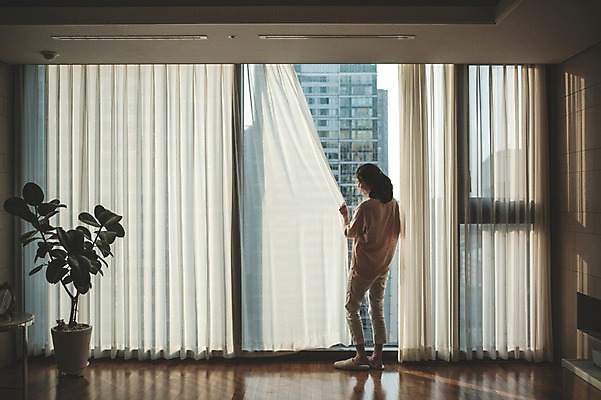 포토 JPG 전신 우먼라이프 여자 여유 40대 중년 휴식 실내 한명 서기 성인 뒷모습 한국인 커튼 창가 주부 중년여자한명만 국내포토 1 라이프스타일 감정 뷰포인트 컨셉 창문 모션 사람 동양인 내부 여자한명만 중년여자만 파일형식