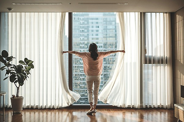 포토 JPG 전신 우먼라이프 여자 여유 40대 중년 휴식 실내 한명 서기 성인 뒷모습 한국인 잡기 커튼 창가 주부 안식처 중년여자한명만 국내포토 1 라이프스타일 감정 뷰포인트 컨셉 창문 모션 사람 동양인 내부 여자한명만 중년여자만 파일형식