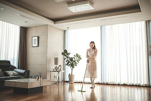 포토 1 라이프스타일 뷰포인트 중년 컨셉 모션 표정 사람 동양인 성인 내부 여자한명만 중년여자만 파일형식 JPG 한국인 실내 한명 우먼라이프 40대 여자 미소 앞모습 청소 서기 가사 전신 깨끗함 주부 중년여자한명만 거실 국내포토