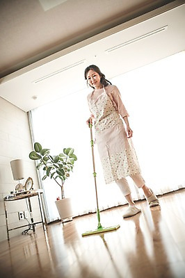 포토 JPG 전신 우먼라이프 여자 40대 중년 가사 거실 실내 한명 서기 미소 성인 앞모습 깨끗함 한국인 청소 주부 중년여자한명만 국내포토 1 라이프스타일 뷰포인트 컨셉 모션 표정 사람 동양인 내부 여자한명만 중년여자만 파일형식